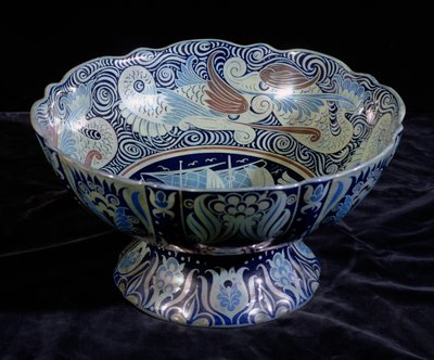 Tazón de ponche con un barco en el centro y un friso de peces y olas alrededor del borde, pintado por Fred Passenger (cerámica) de William de Morgan